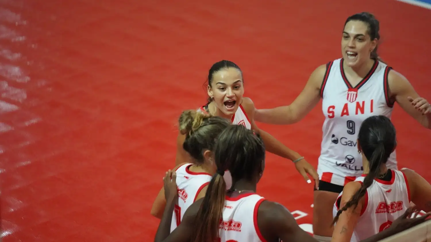 Las chicas del santo ganaron con autoridad