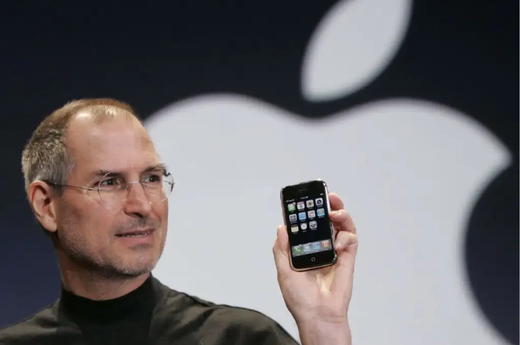 Steve Jobs, cofundador de Apple, en el lanzamiento del iPhone subastado.