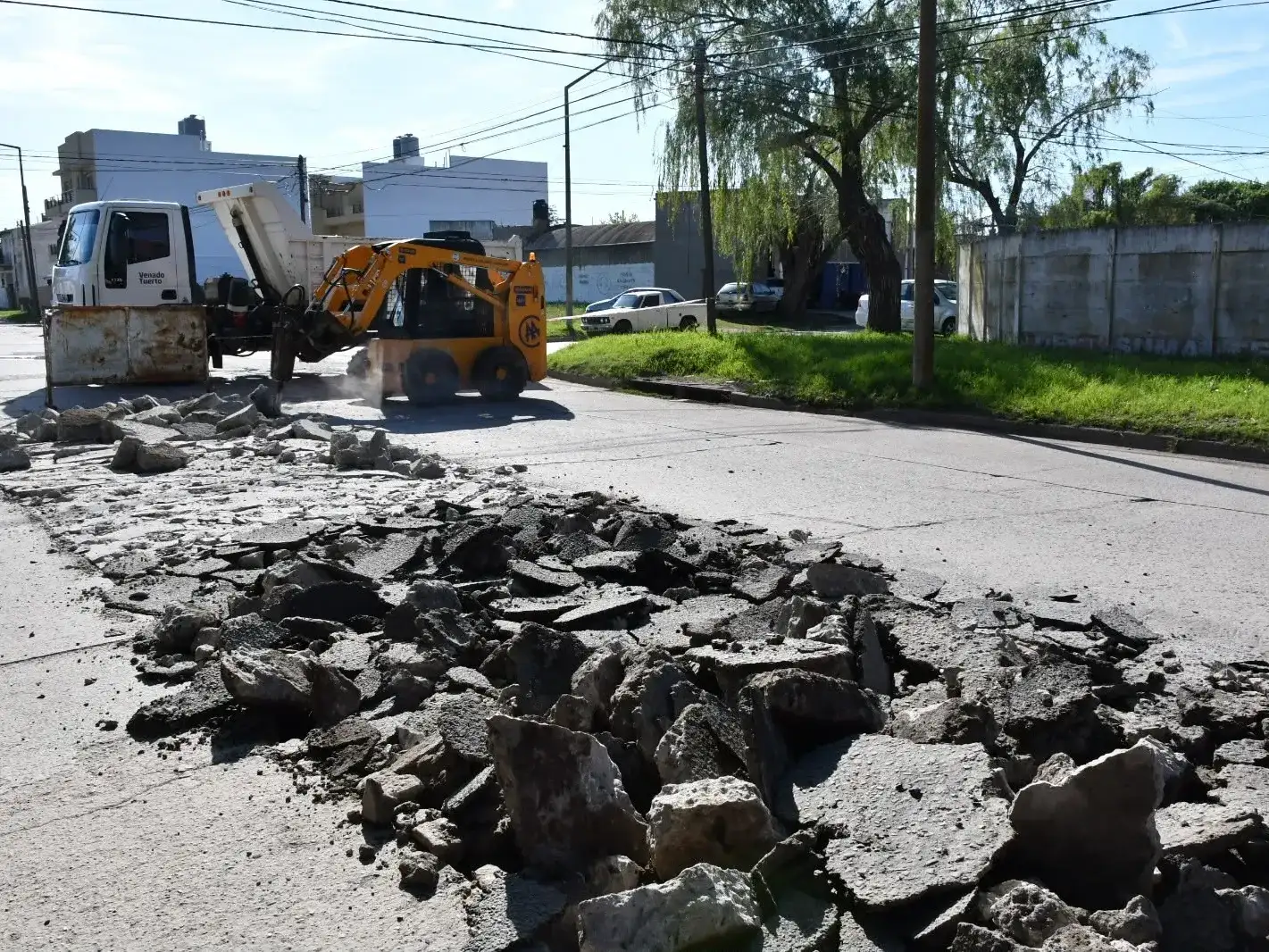 El Gobierno de Venado Tuerto lleva adelante tareas de demolición de pavimento en la intersección de las calles Quintana y Edison. Foto: GVT