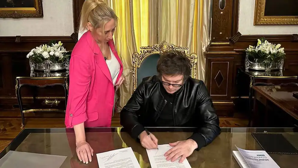 Milei firmó el DNU que traspasa las competencias entre ministerios
