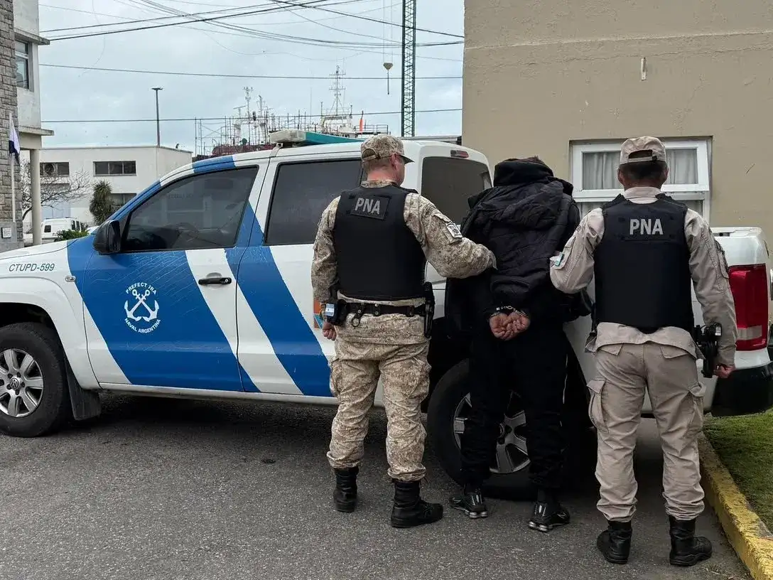 El hombre amenazó a una empleada y le aseguró que llevaba un arma de fuego debajo de la ropa. Luego, se apoderó de la recaudación y escapó.