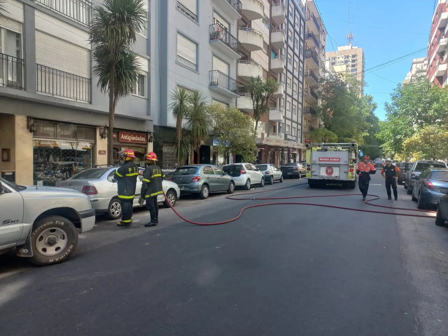 Bomberos y Defensa Civil trabajan en el lugar para controlar la situación. El tránsito estará cortado hasta el mediodía.